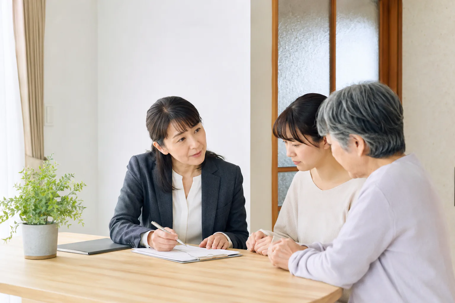 高齢のご家族と相談内容を整理するスタッフ