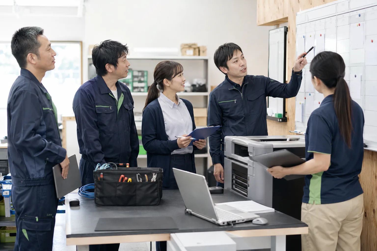 一日の支援予定を確認するエムズのスタッフ