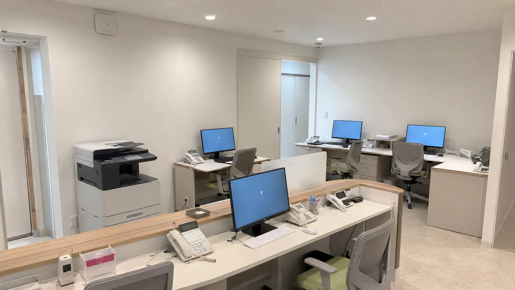 開業に合わせて設置したPC・複合機・ビジネスフォンが並ぶオフィス