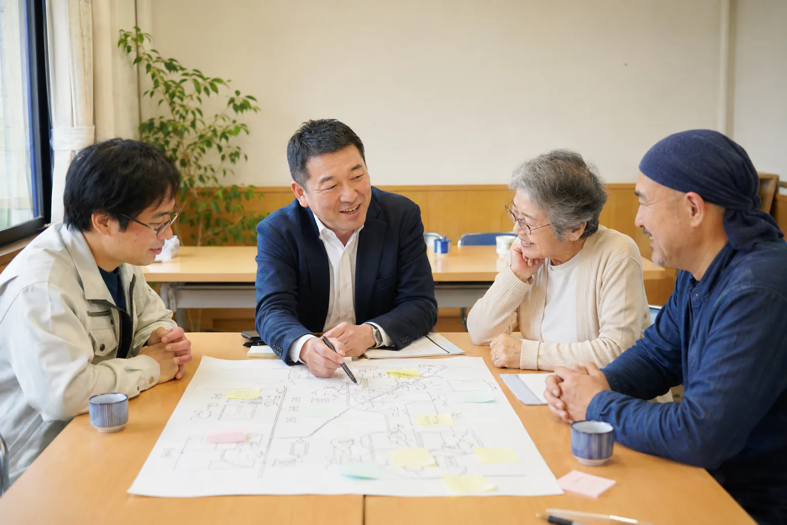 地域の困りごとを一緒に整理するスタッフと相談者