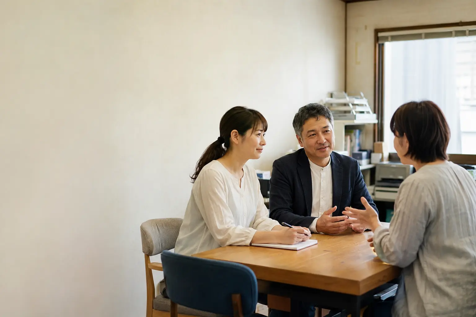 相談を聞くエムズのスタッフ